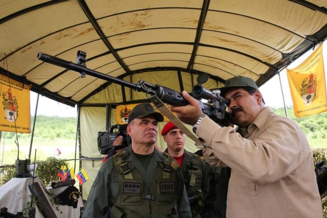 El presidente venezolano Nicolas Maduro participa de ejercicios militares en Charallave. 14 de enero de 2017. Con el dedo en el gatillo y usando un sombrero verde oliva, el presidente de Venezuela Nicolás Maduro supervisó el sábado frente a las cámaras de televisión un despliegue de ejercicios militares que buscan preparar al país para un posible ataque "imperialista". Palacio de Miraflores/via REUTERS. ATENCIÓN EDITORES - SOLO PARA USO EDITORIAL.  NO ESTÁ A LA VENTA Y NO SE PUEDE USAR EN CAMPAÑAS PUBLICITARIAS. ESTA IMAGEN HA SIDO ENTREGADA POR UN TERCERO Y SE DISTRIBUYE COMO UN SERVICIO A LOS CLIENTES.