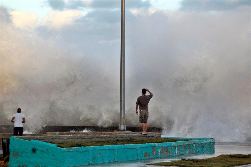 Malecón y barrios de La Habana, afectados por fuertes inundaciones costeras