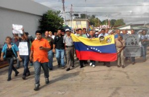 Adultos mayores tomaron la calle en Bolívar por pago del bono de alimentación