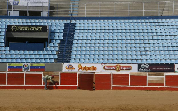 Maracaibo Venezuela 15/11/2013 DEPORTES Representantes del Comite Pro Defensa de la Fiesta Brava se reunieron en la Monumental Plaza de Toros de Maracaibo para brindar detalles sobre las corridas de esta edicion de la Feria Internacional de la Chinita, asimismo, pidio la no satanizacion de la Fiesta Brava por parte de movimientos conservacionistas como Matar No Es Arte. En la foto: trabajador afina detalles para las corridas