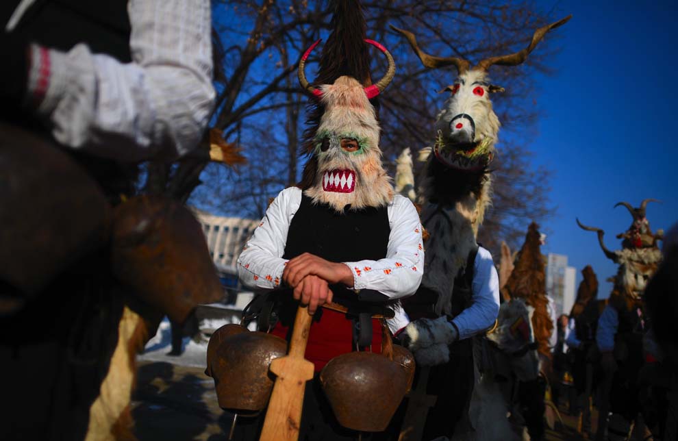En Fotos: El desfile de monstruos en Bulgaria para ahuyentar al invierno