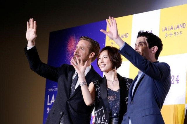 El actor Ryan Gosling y el director Damien Chazelle posan junto a la actriz japonesa Ryoko Yonekura durante el estreno del musical "La La Land" en Tokio. REUTERS/Kim Kyung-Hoon