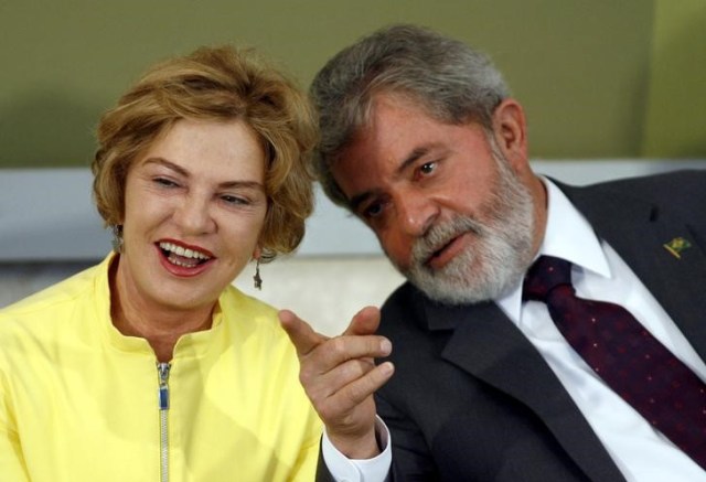 Imagen de archivo del ex presidente brasileño Luiz Inácio Lula da Silva junto a su esposa, Marisa Letícia, en una ceremonia en el palacio Planalto en Brasilia, jun 26, 2007. La ex primera dama Marisa Letícia, esposa del ex presidente Luiz Inácio Lula da Silva, fue internada el martes en el Hospital Sirio-Libanés de Sao Paulo tras sufrir un accidente cerebro vascular. REUTERS/Jamil Bittar/File Photo