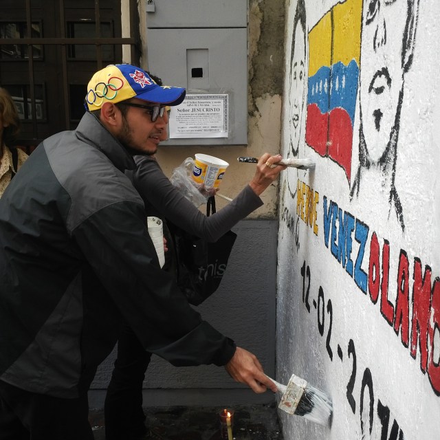 Caraqueños rinden homenajes a la jovenes del 12f 2014 (8)