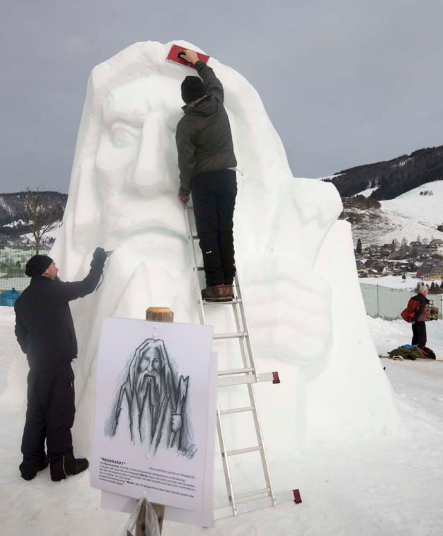 BNA02. Bernau In The Black Forest (Germany), 12/02/2017.- Artists work on the snow sculpture 'Wode' during the Black Forest Snow sculptures festival in Bernau in the Black Forest, Germany, 12 February 2017. Artists from different country of Europe do their work of art with ice from 09 to 12 February at the Black Forest Snow sculptures festival. (Alemania) EFE/EPA/RONALD WITTEK