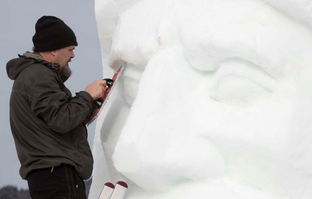 BNA04. Bernau In The Black Forest (Germany), 12/02/2017.- An artist works on the snow sculpture 'Wode' during the Black Forest Snow sculptures festival in Bernau in the Black Forest, Germany, 12 February 2017. Artists from different country of Europe do their work of art with ice from 09 to 12 February at the Black Forest Snow sculptures festival. (Alemania) EFE/EPA/RONALD WITTEK