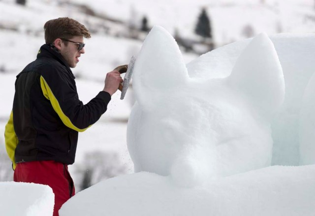 BNA07. Bernau In The Black Forest (Germany), 12/02/2017.- Artist Jonathan Wasmer of Germany works on his snow sculpture 'Dorffuchs', during the Black Forest Snow sculptures festival in Bernau in the Black Forest, Germany, 12 February 2017. Artists from different country of Europe do their work of art with ice from 09 to 12 February at the Black Forest Snow sculptures festival. (Alemania) EFE/EPA/RONALD WITTEK