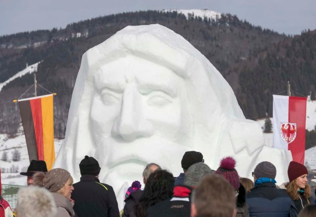 BNA05. Bernau In The Black Forest (Germany), 12/02/2017.- Visitors stand in front of the snow sculpture 'Wode' during the Black Forest Snow sculptures festival in Bernau in the Black Forest, Germany, 12 February 2017. Artists from different country of Europe do their work of art with ice from 09 to 12 February at the Black Forest Snow sculptures festival. (Alemania) EFE/EPA/RONALD WITTEK