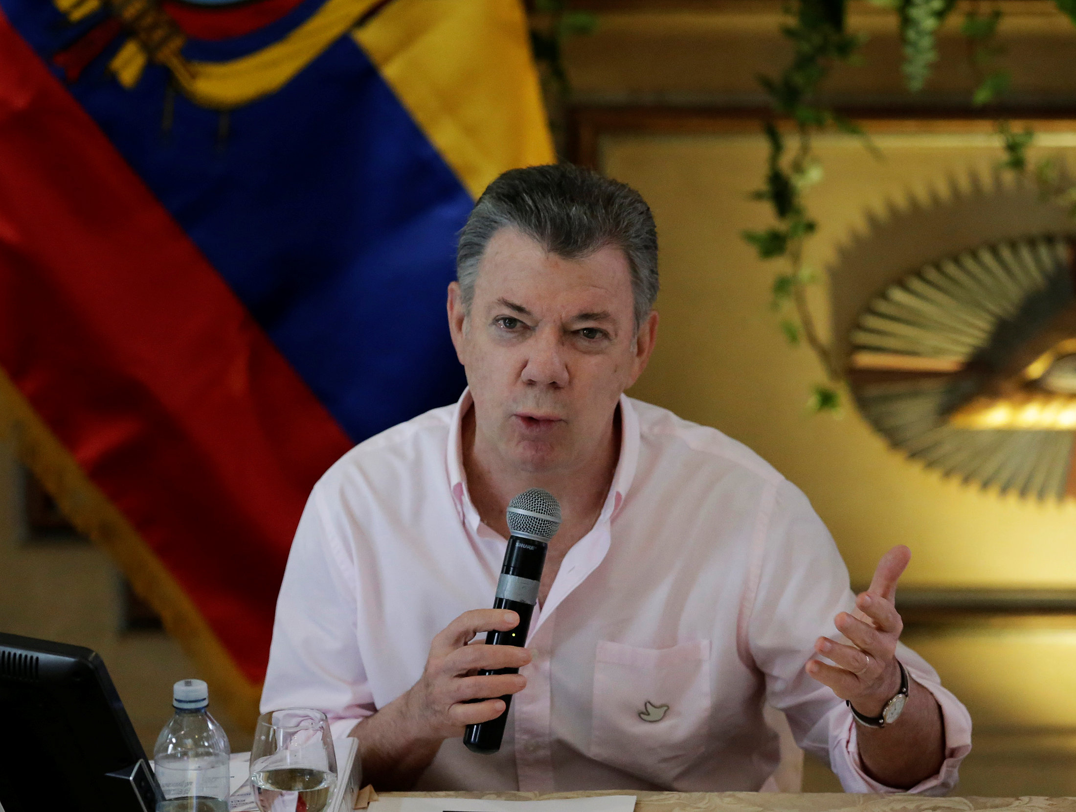 Santos se reúne con canciller y embajador para analizar situación Venezuela