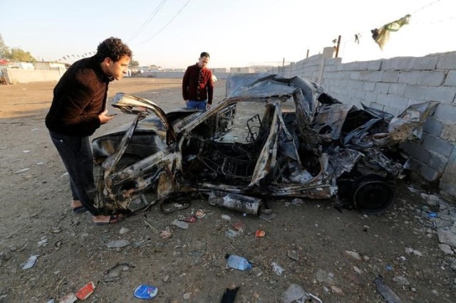 Restos de un vehículo quemado en Sadr, Iraq, feb 16, 2017. Un coche cargado con explosivos estalló el jueves en el sur de Bagdad, en un hecho que causó la muerte de al menos 48 personas y dejó 55 heridos, dijeron fuentes médicas y de seguridad de Irak. REUTERS/Wissm al-Okili