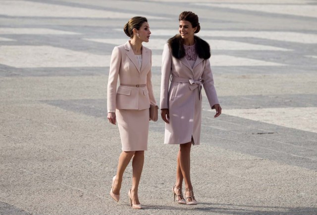 Spain's Queen Letizia (L) and Argentina's first lady Juliana Awada talk during the welcoming ceremony at Royal Palace in Madrid, Spain February 22, 2017. REUTERS/Sergio Perez
