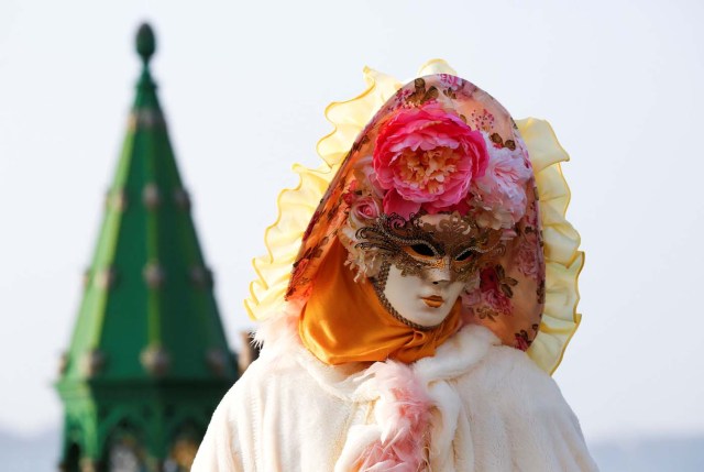 A reveller poses in Saint Mark's Square during the Carnival in Venice, Italy February 18, 2017. REUTERS/Alessandro Bianchi TPX IMAGES OF THE DAY