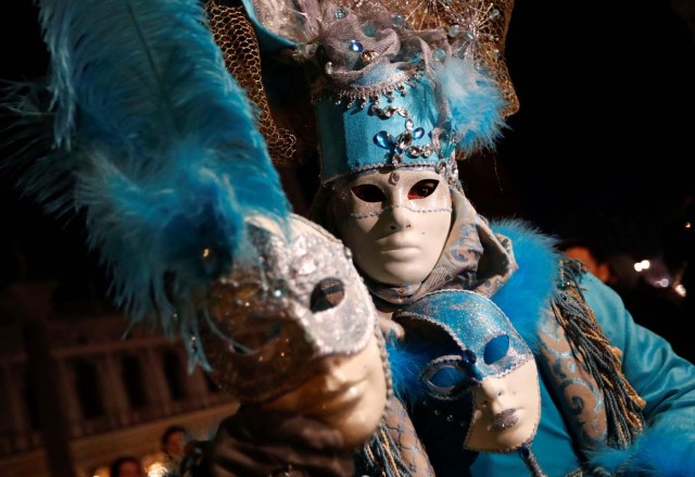 Masked reveller poses during the Venice Carnival in Venice, Italy February 18, 2017. REUTERS/Fabrizio Bensch