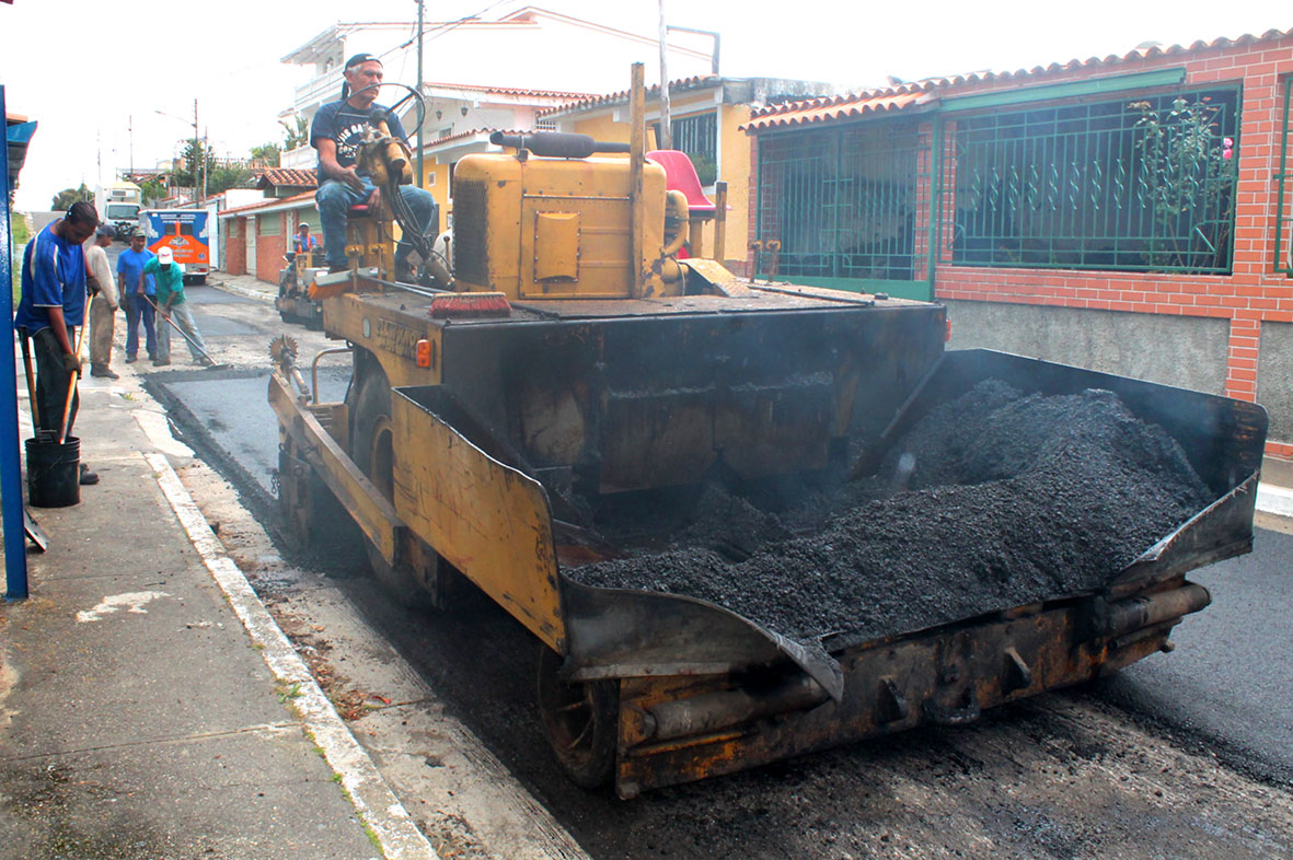 Recuperan carpeta asfáltica en distintas comunidades del municipio Carrizal