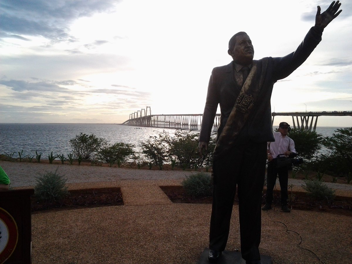 Ahora en Maracaibo, aparece otra estatua de Chávez (fotos)
