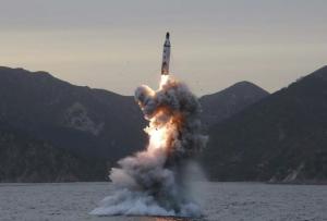 Pyonyang dice que volvió a probar nuevo lanzacohetes bajo supervisión de Kim