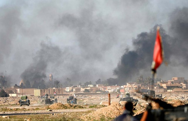 Una columna de humo durante una batalla entre los combatientes yihadistas y las tropas iraquíes en las afueras de Mosul.