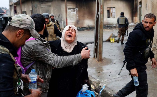 Una mujer llora después de cruzar desde la parte de Mosul dominada por el Estado Islámico.