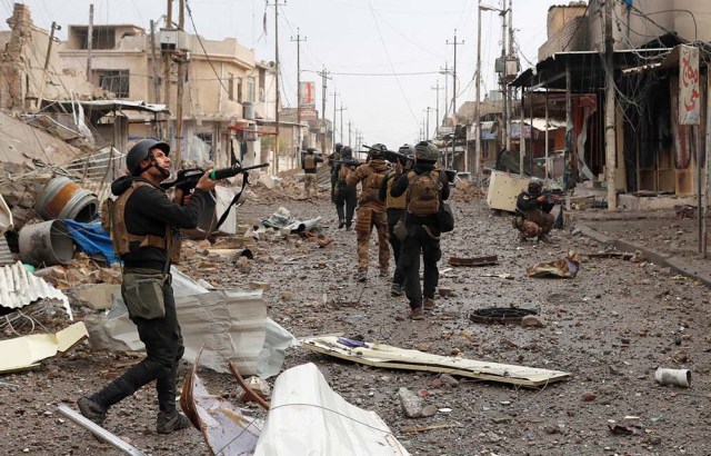 Soldados iraquíes de las fuerzas especiales transitan una calle durante una batalla con militantes yihadistas en Mosul.