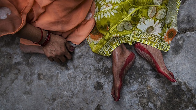 ¡WTF! A un periodista le tocó comer cerebro humano para un reportaje de caníbales en la India