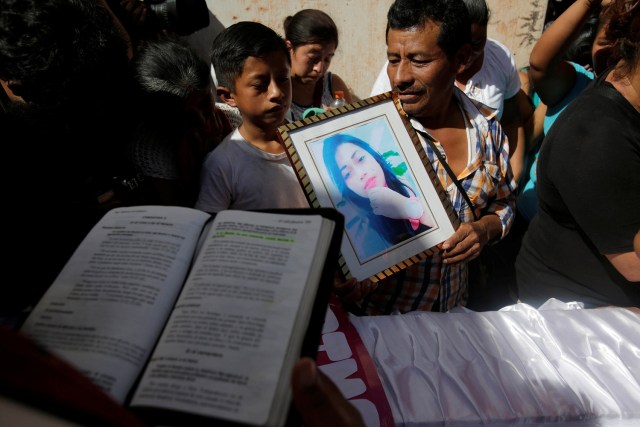 REFILE - CORRECTING LOCATIONFriends and family attend the funeral of Siona Hernandez, a victim of a fire at the Virgen de Asuncion children shelter, at the cemetery in Guatemala City, Guatemala, March 10, 2017. REUTERS/Saul Martinez