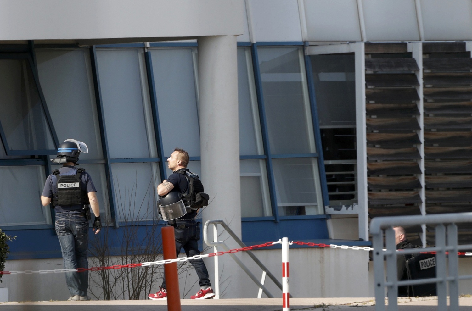 Un joven hirió a ocho personas en tiroteo de un liceo al sur de Francia