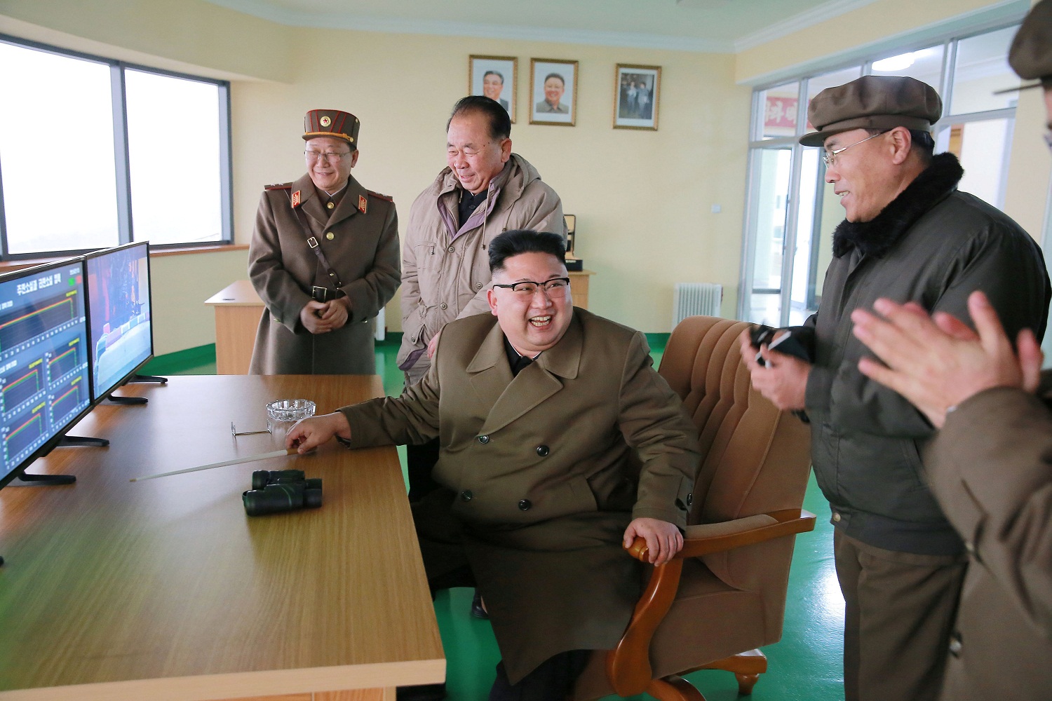 Kim Jong-un supervisa una prueba en tierra de tecnología para cohetes