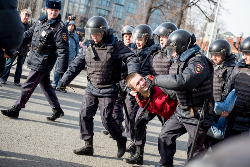 Centenares de opositores rusos fueron detenidos en las movilizaciones contra Putin