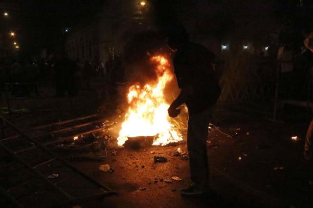 Manifestantes atacan hoy, viernes 31 de marzo de 2017, la sede del Congreso Nacional en Asunción (Paraguay). EFE