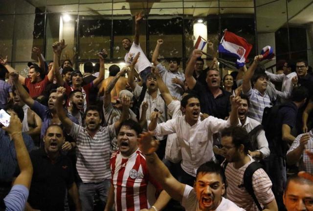 Manifestantes atacan hoy, viernes 31 de marzo de 2017, la sede del Congreso Nacional en Asunción (Paraguay). EFE