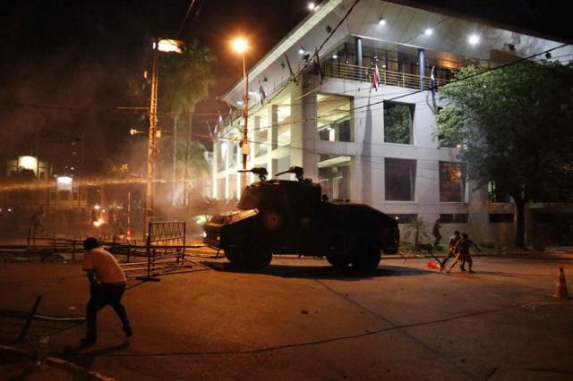 Manifestantes atacan hoy, viernes 31 de marzo de 2017, la sede del Congreso Nacional en Asunción (Paraguay). EFE