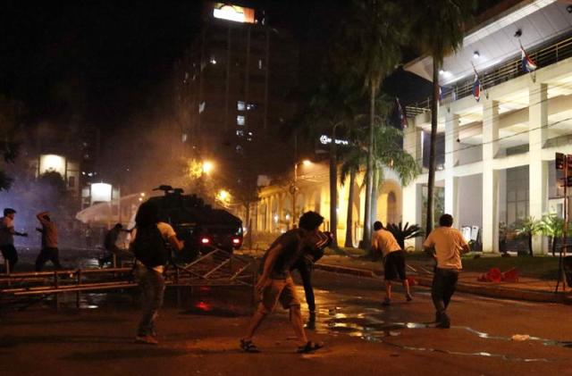 Manifestantes atacan hoy, viernes 31 de marzo de 2017, la sede del Congreso Nacional en Asunción (Paraguay). EFE