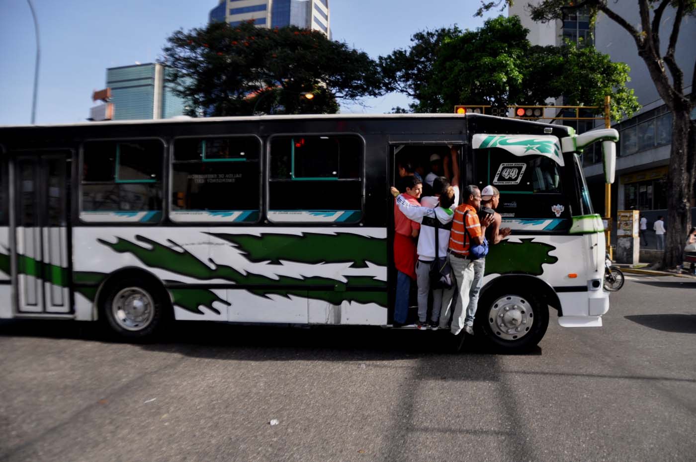 Transportistas amenazan con pasaje a mil bolívares para diciembre