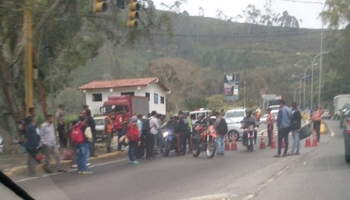 Cuatro horas de cola en la carretera Panamericana por alcabala de la GNB #4Abr (Videos)