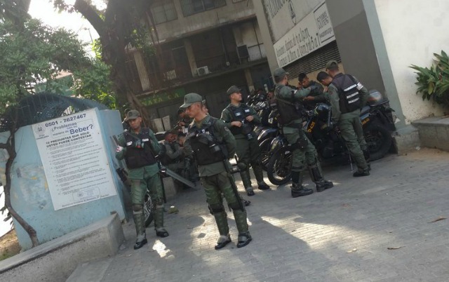 Fuerte presencia militar en los alrededores de La Candelaria en Caracas #6Abr (Fotos)