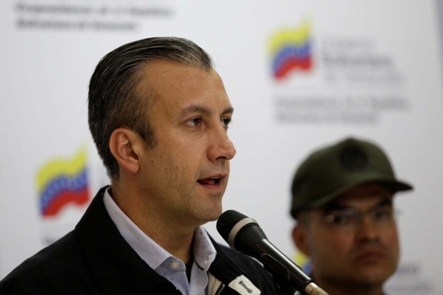 Venezuela's Vice President Tareck El Aissami (L) talks to the media during a news conference in Caracas, Venezuela April 6, 2017. REUTERS/Marco Bello