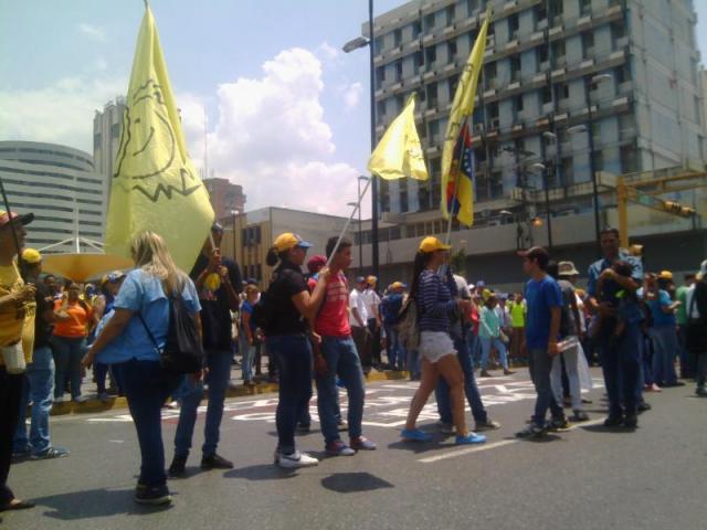 Opositores marchan de manera pacífica a la altura de la Av. Bolívar. Foto: Carlos Arana /Lapatilla.com