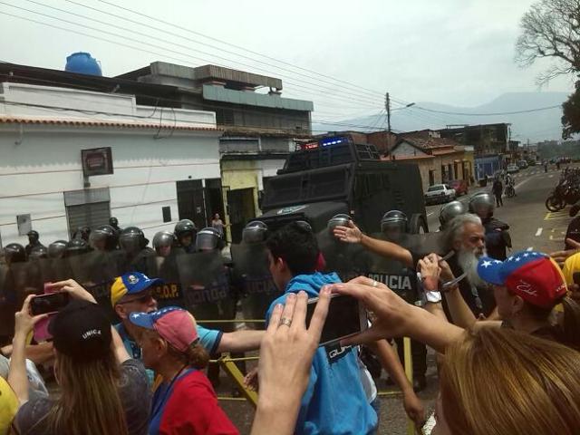 Policías arremetieron contra manifestantes cuando pasaban por Resistencia del Gobernador en San Cristóbal. La marcha continúa Foto: @anggyp