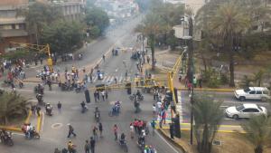 Manifestantes queman cauchos en Las Mercedes #10Abr