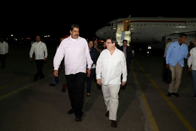 Maduro fue recibido anoche en La Habana por el canciller cubano (Foto Reuters)