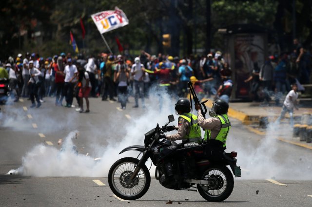 Manifestantes del pasado 10 deabril en Caracas fueron reprimidos. REUTERS/Carlos Garcia Rawlins 