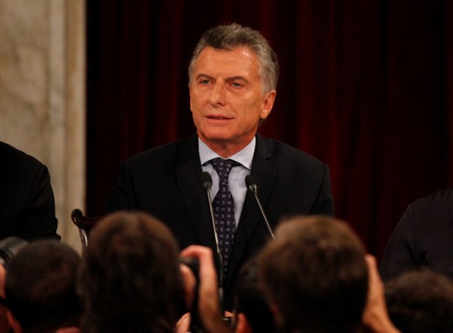 FILE PHOTO: Photographers take pictures of Argentina's President Mauricio Macri during the opening of a new legislative session in Buenos Aires, Argentina. 1 de marzo 2017.El mandatario argentino Mauricio Macri visitará Washington el 27 de abril y tratará con el presidente Donald Trump la situación de Venezuela y otros temas, indicó la Casa Blanca el miércoles. REUTERS/Martin Acosta