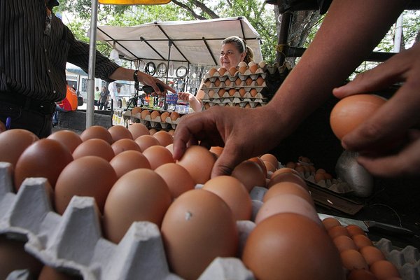 Para comprar un cartón de huevos hay que acumular 13 días de sueldo