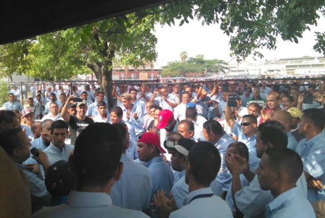 Foto: Trabajadores de General Motors realizan asamblea por expropiación de la planta de Valencia 