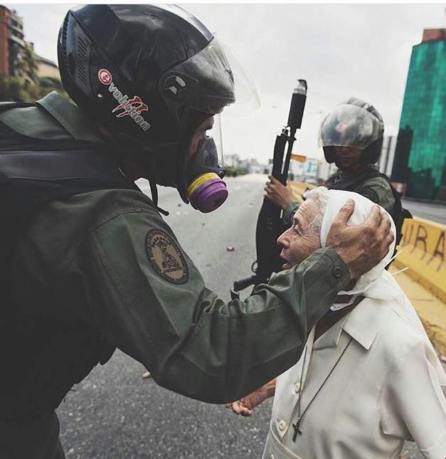 “Esperanza”… la monjita y el GNB: Diametralmente opuestos, completamente venezolanos