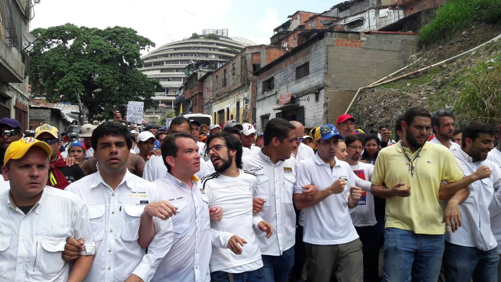 Así avanzó la marcha del silencio por los caídos en Caracas este #22A (Video)