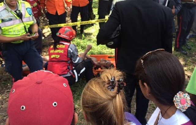 Hombre en el río Guaire / Foto @Mmorin_informa