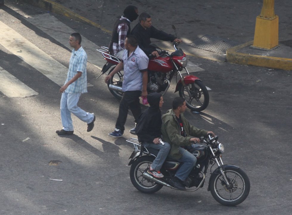 ¡¡¡Prohíban los paramilitares chavistas!!!… Gobernadores chavistas prohíben encapuchados en protestas