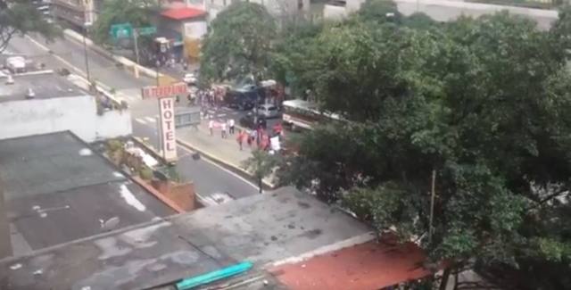 Cacerolean a grupo de chavistas (Foto captura video)
