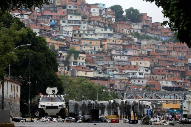 GNB en el puente de La Urbina reprimiendo a manifestantes REUTERS/Carlos Garcia Rawlins TPX IMAGES OF THE DAY